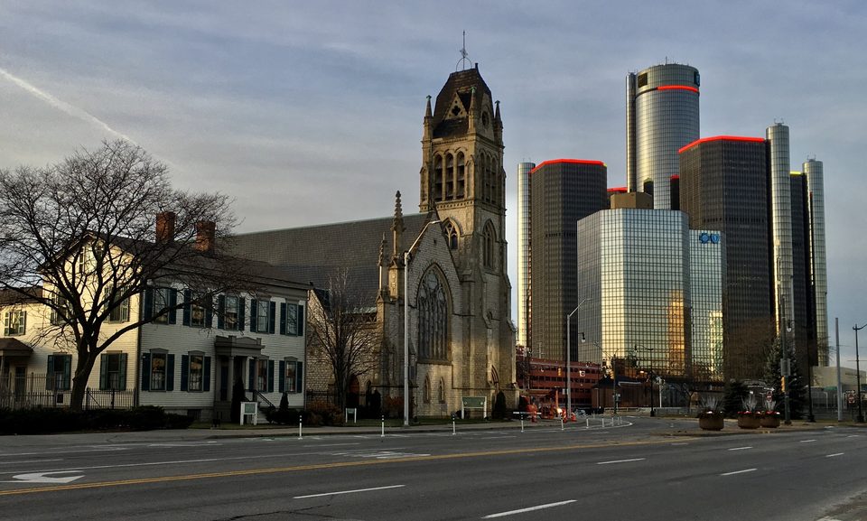 Egy decemberi reggel a Jefferson Avenue-n 2020-ban: a régi épületek mögött magasodik a Renaissance Center