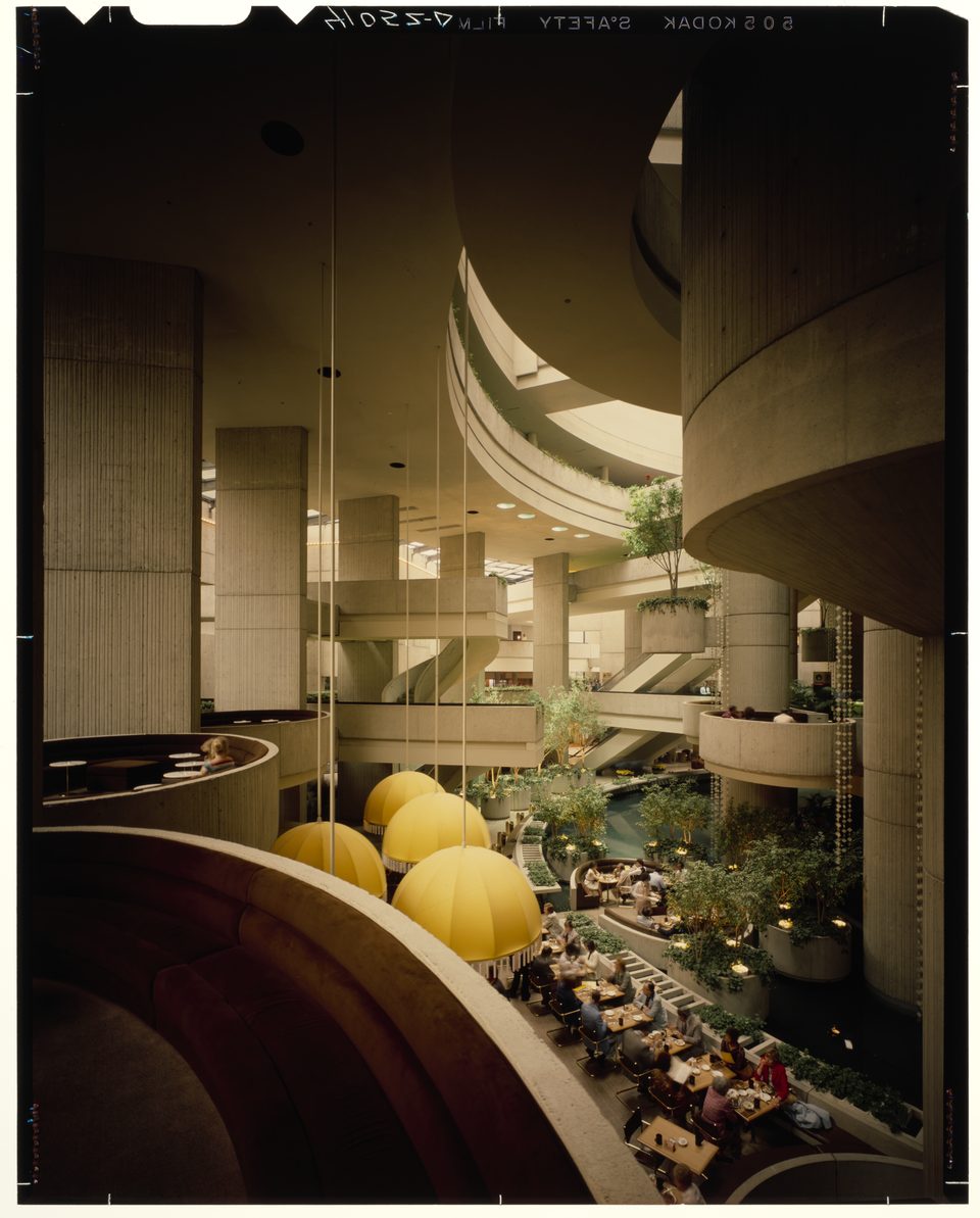 Sárga ernyőlámpák alatt étterem a belső csarnokban, fölötte ívelt betongalériák, 1977-ben; Korab Boldizsár (Balthazar Korab), budapesti születésű fotós felvétele