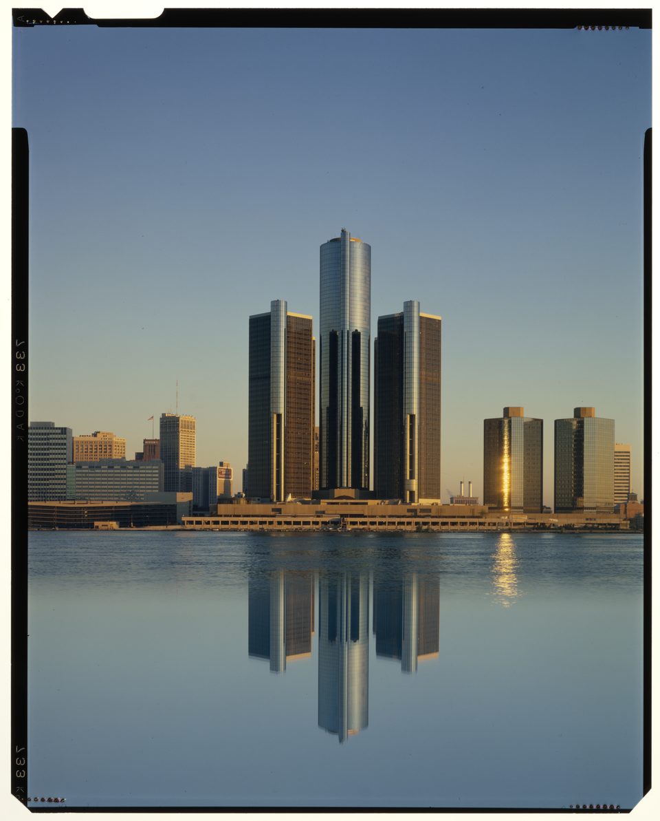 A Renaissance Center és tükörképe a folyóban, jobbra már a két alacsonyabb, 1981-ben átadott keleti toronnyal; Korab Boldizsár (Balthazar Korab), budapesti születésű fotós felvétele 1981 utánról