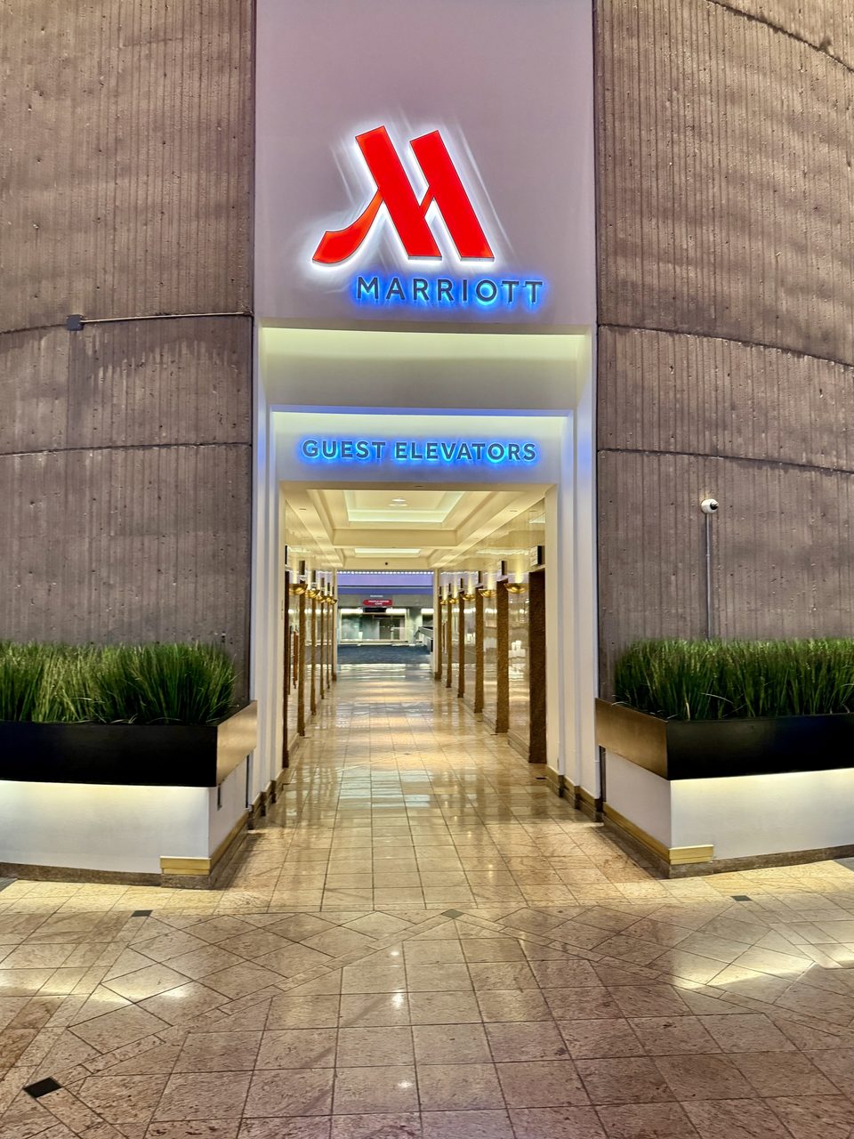 A Detroit Marriott bejárata és a vendégliftekhez vezető folyosó a betonhenger tövében (2024)