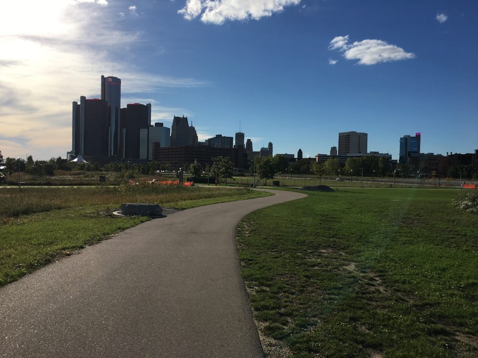 A RiverWalk kanyargó sétaútja a William G. Milliken State Parkban, a háttérben a Renaissance Center és a belváros (2018)