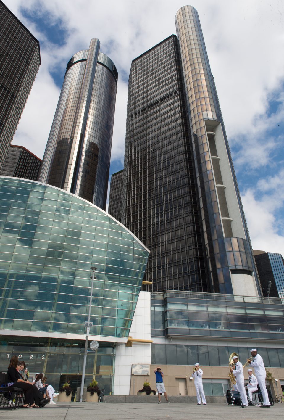Az amerikai haditengerészet Great Lakes Brass Band zenekara játszik a Renaissance Center előtt 2015. augusztus 26-án