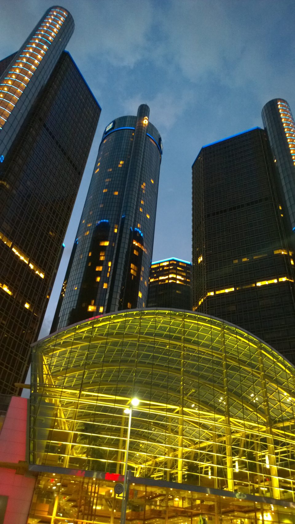 A sárgán világító Wintergarden és a tornyok esti szürkületben a RiverWalkról (2014)