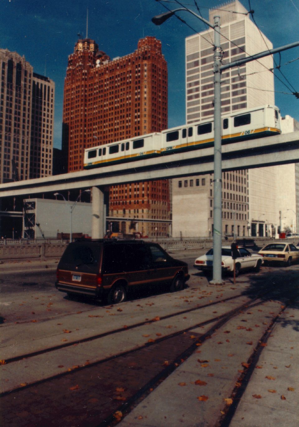 A People Mover a Renaissance Center közelében 1987 októberében, a rendszer első hónapjaiban