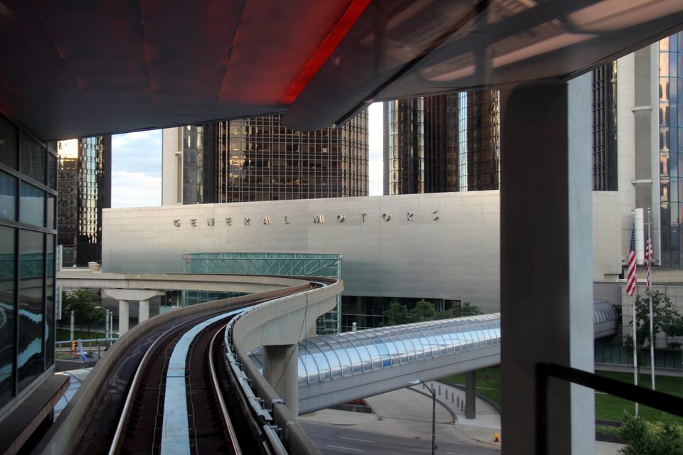 Kilátás egy szerelvényből, amely épp kigördül a Renaissance Center állomásról; szemben a „General Motors” feliratú talapzat (2013)