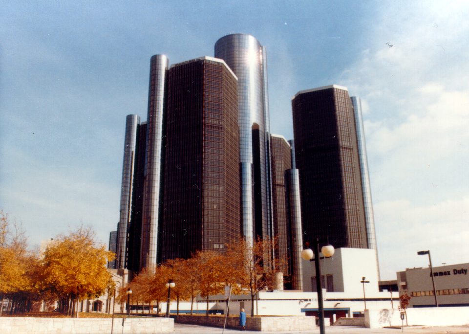 A Renaissance Center őszi fák mögött 1987 októberében, jóval azelőtt, hogy a GM 1996-ban megvette és a székházává tette