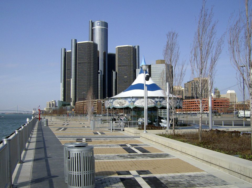 A Rivard Plaza körhintája a RiverWalkon, mögötte a Renaissance Center (2008)