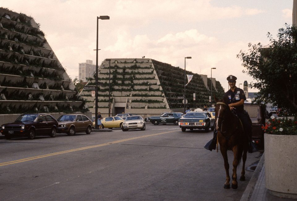 Lovas rendőr a Renaissance Center előtt 1980. július 14-én, a republikánus elnökjelölő konvenció idején; mögötte a Jefferson Avenue felőli, növényekkel beültetett lépcsőzetes betonsáncok