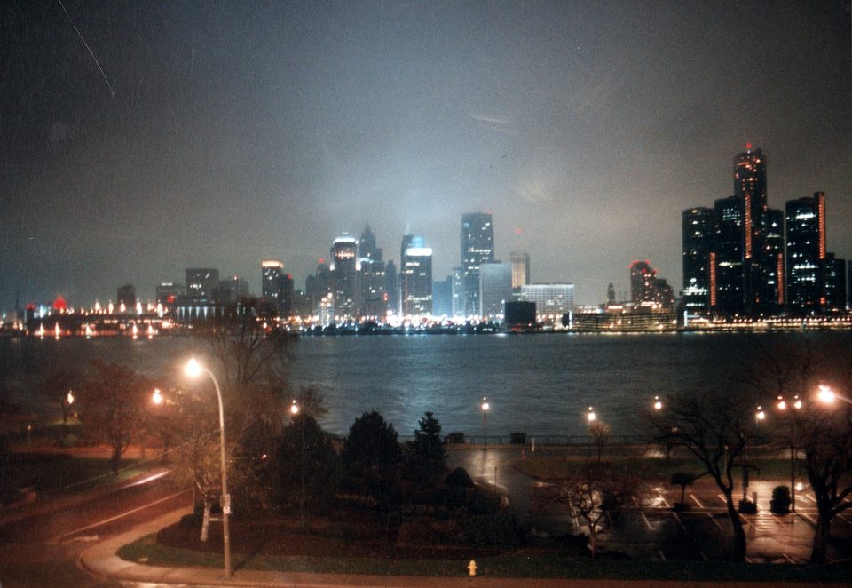 Detroit éjszakai látképe Windsorból 1996 augusztusában, jobbra a Renaissance Center