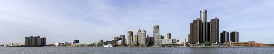Detroit teljes folyóparti látképe dél felől, 2014 decemberében