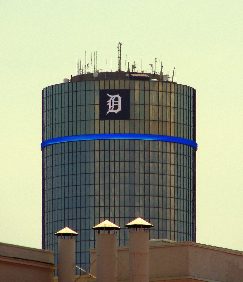 A Tigers „D” betűje a hotelhenger tetején 2011. június 26-án, Sparky Anderson mezszámának visszavonultatásakor
