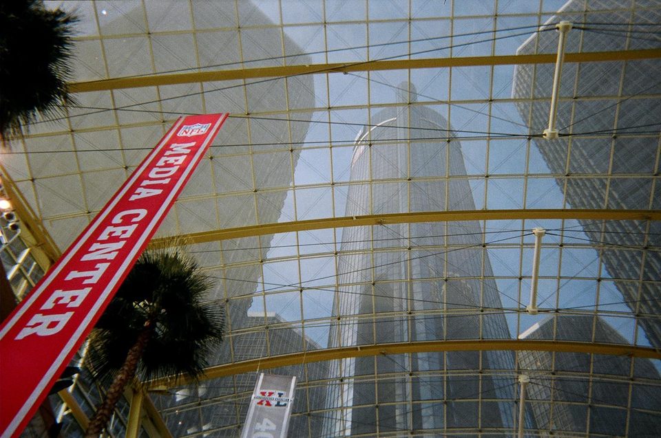A Super Bowl XL sajtóközpontjának piros molinója a Wintergarden üvegteteje alatt, 2006-ban