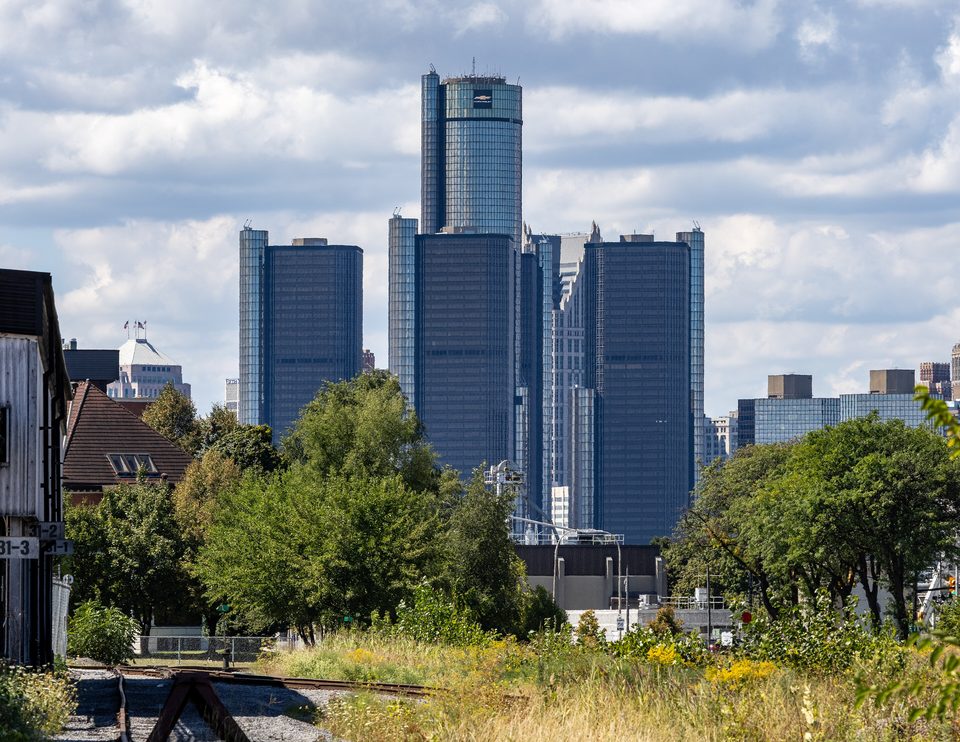 A Renaissance Center a windsori Walkerville utcáiról, a Walker Roadról nézve (2025)