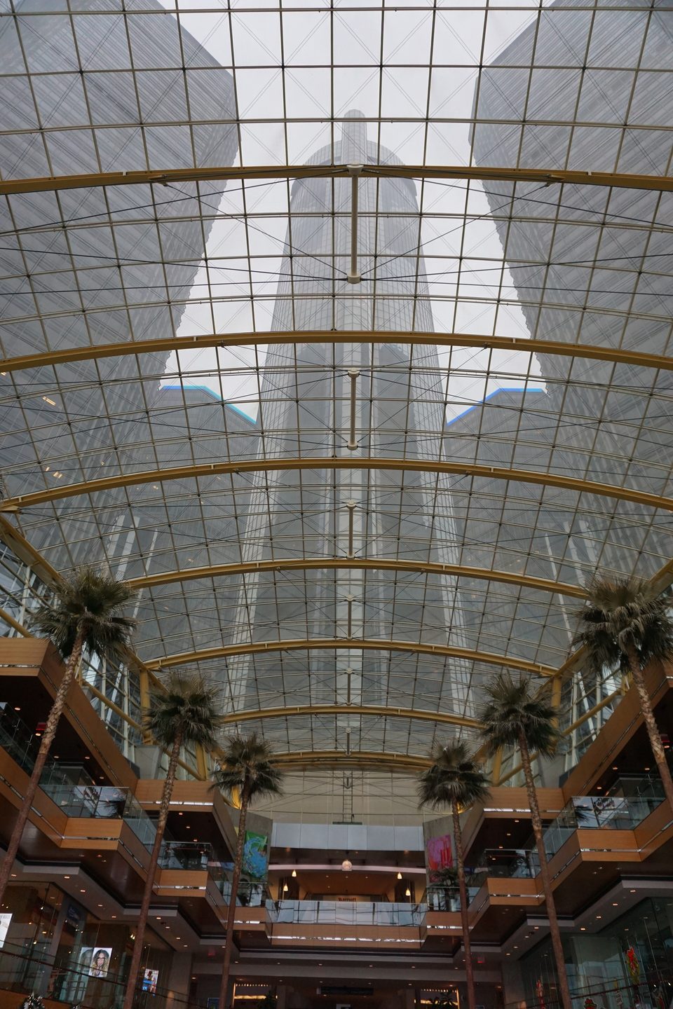 Felnézve a Wintergarden üvegtetején át: fölötte a tornyok (2015)