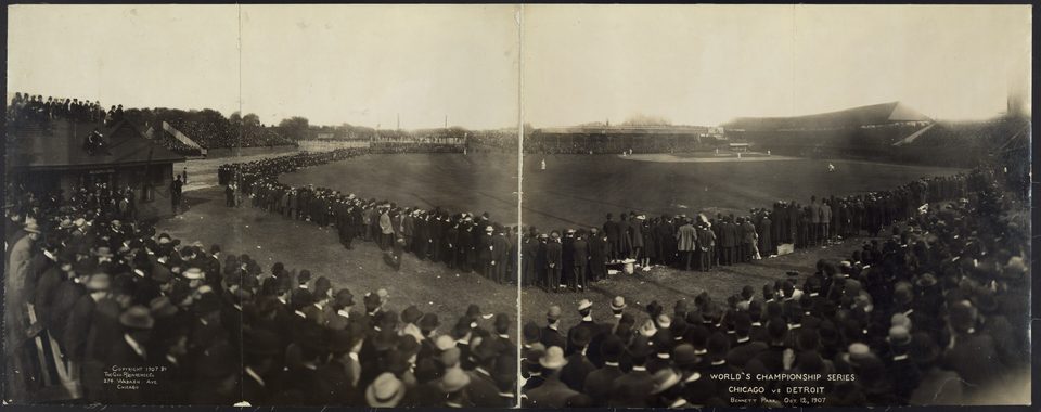 Régi panorámafotó a Bennett Parkról az 1907-es World Series idején, a pálya szélén álló tömeggel