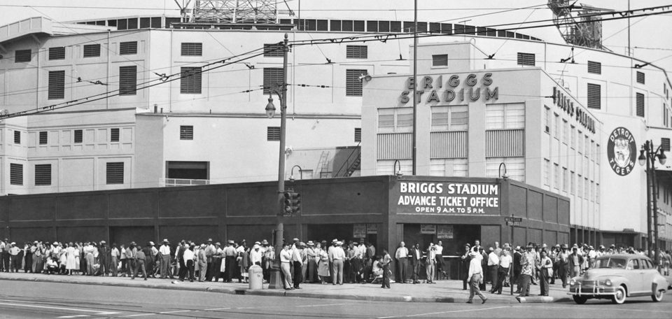 Sorban álló szurkolók a Briggs Stadium elővételi jegypénztára előtt, fekete-fehér fotó