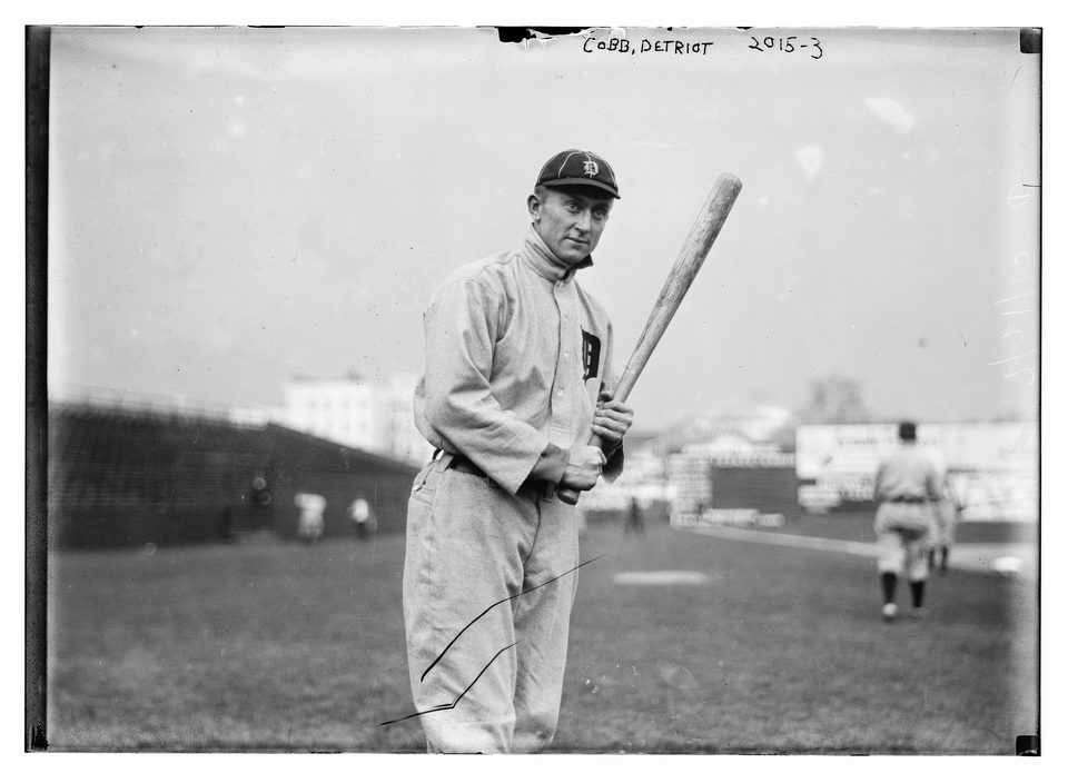 Ty Cobb Detroit-mezben, ütővel a kezében egy baseballpályán, üvegnegatívról készült fotó