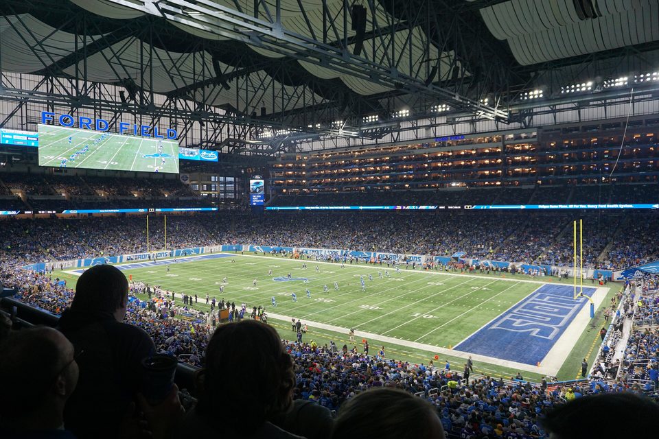 A Ford Field belseje a felső lelátóról kezdőrúgás közben, teli nézőtérrel