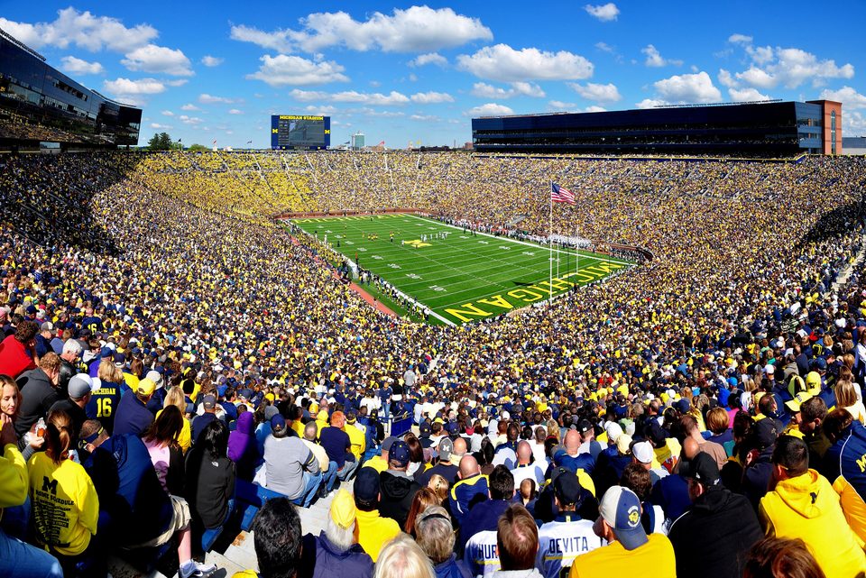 Zsúfolásig telt Michigan Stadium napsütésben, sárga-kék szurkolótengerrel