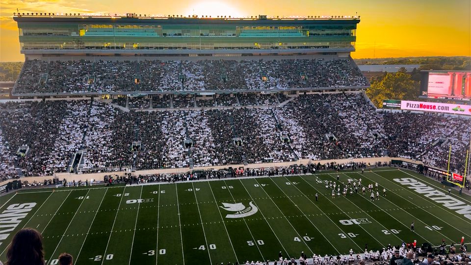 A Spartan Stadium naplementében, zöld-fehér csíkokba öltözött lelátóval