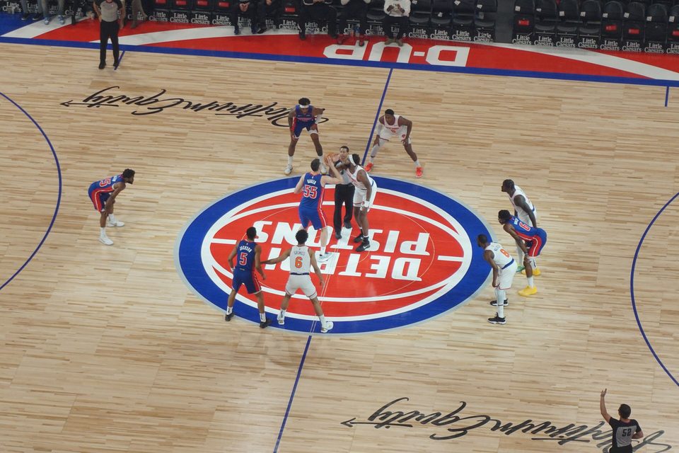 Kezdő feldobás a Pistons-logós középkörben a Little Caesars Arenában, felülről fotózva