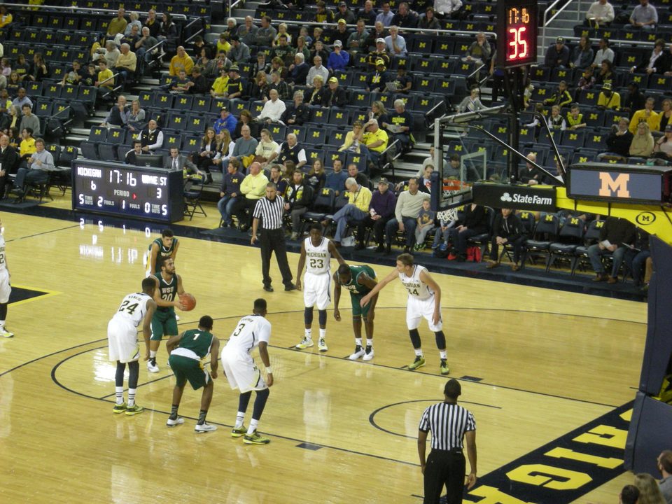 Büntetődobás előtti felállás a Wayne State és a Michigan kosármeccsén, a Wayne State zöldben