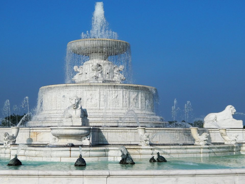 Belle Isle's Scott Fountain with its water jets and lion statues under a clear blue sky