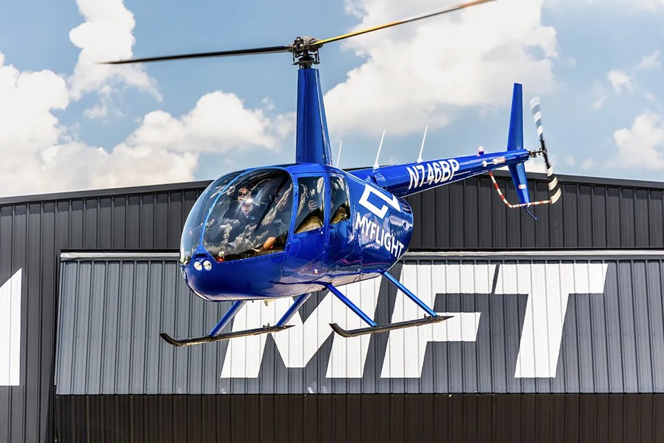 Helikopter várakozik a kifutópályán, indulásra készen